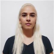 Profesora de ciencias naturales o biología para estudiantes de colegio